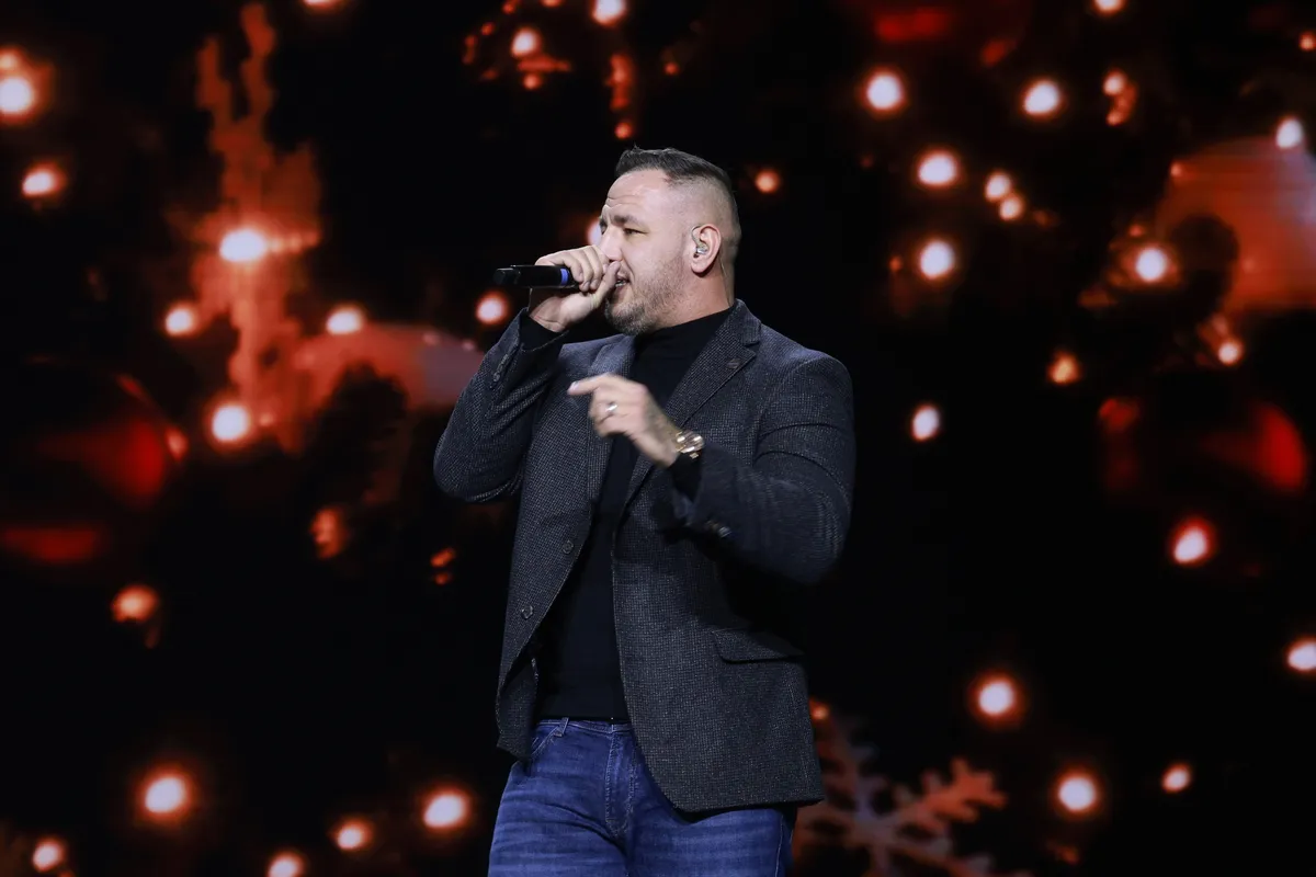 Curtis a Háborúellenes Gyűléseken és Orbán Viktor országjárásán is rendzeresen fellép