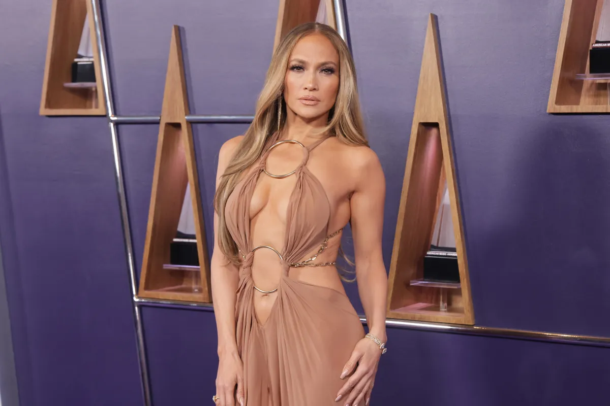 Jennifer Lopez úgy döntött végleg eltünteti a Ben Affleck-kel közös tetoválást az olaláról
