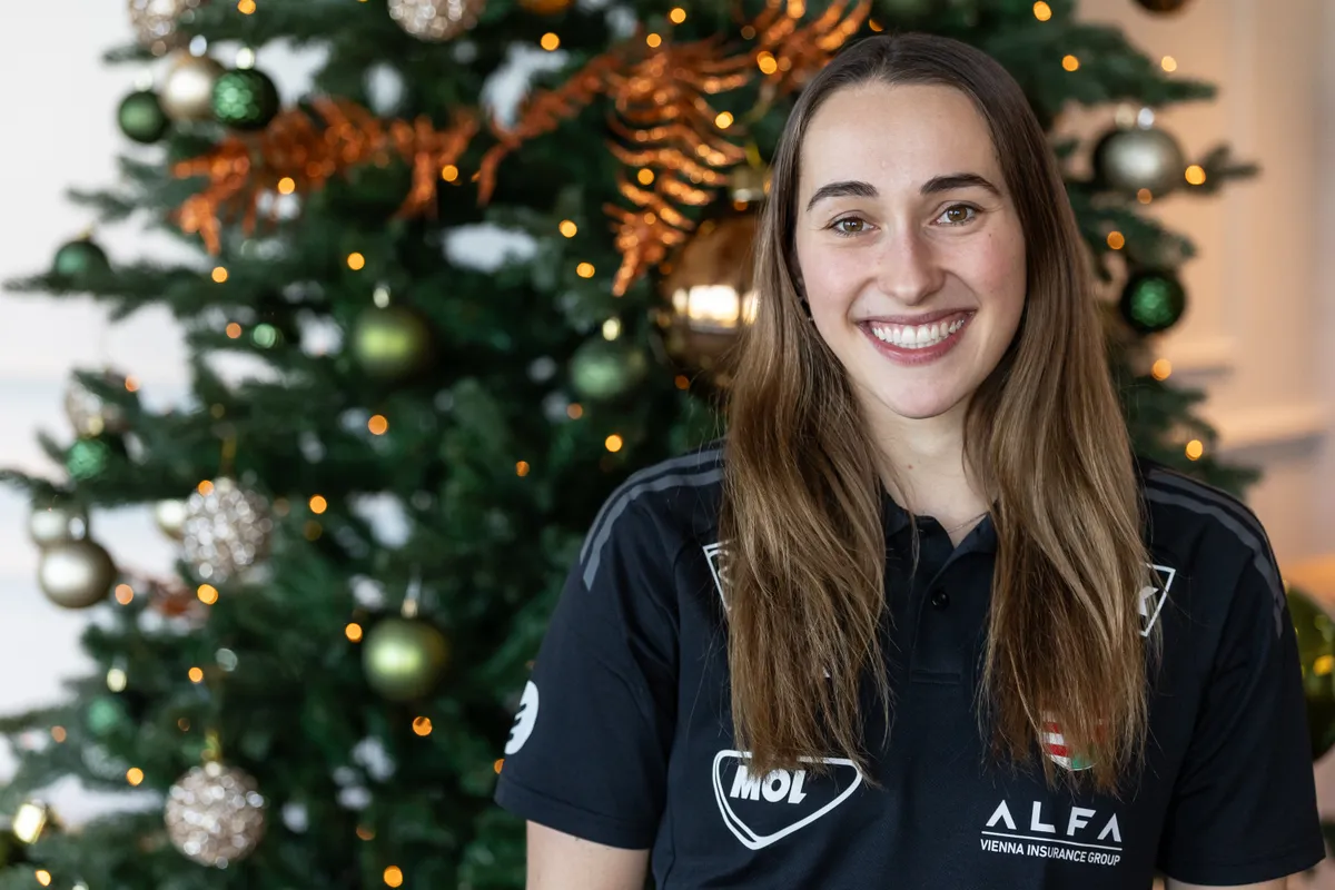 Márton Gréta a karácsonyfa előtt a kézilabda-világbajnokságon