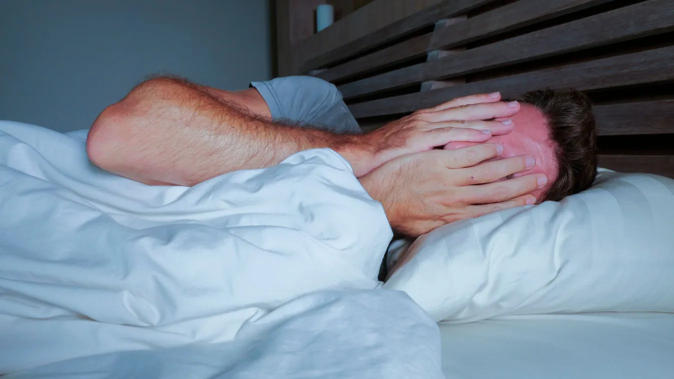 Hajnali ébredéssel küzdő férfi idegesen az ágyban
