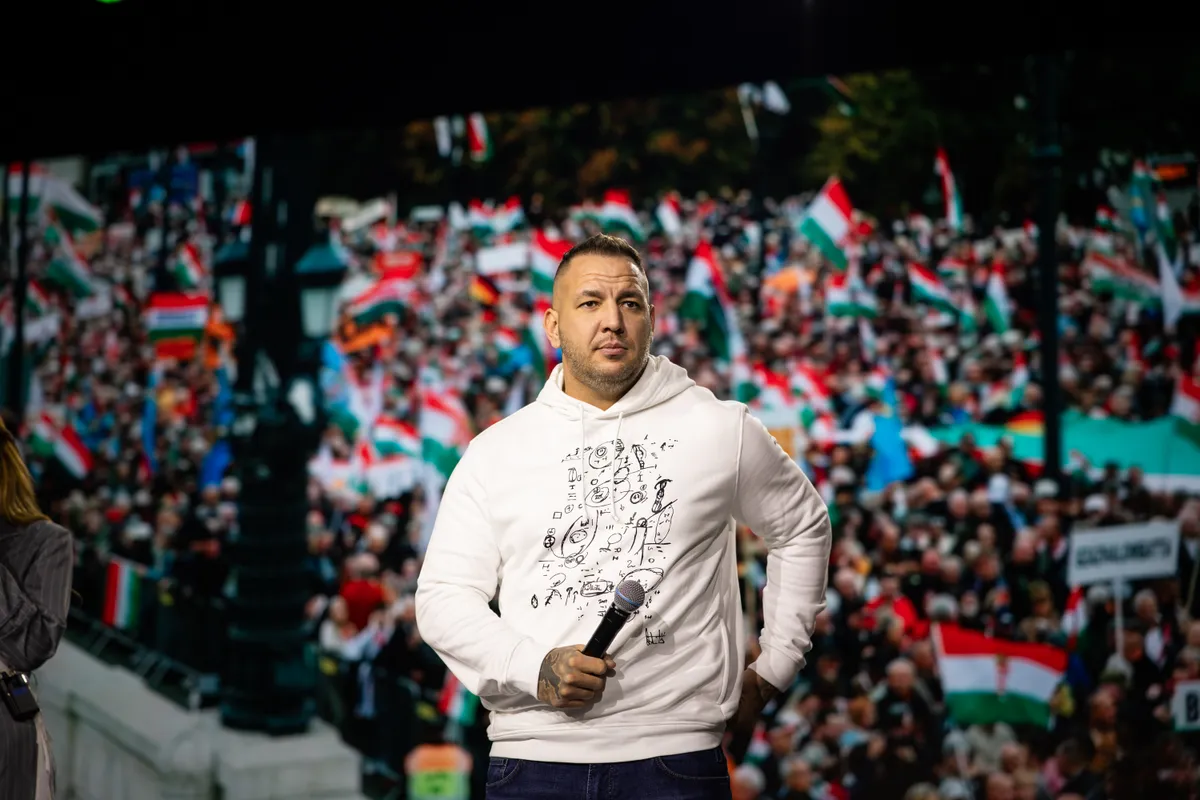 Curtis sem maradt ki a jótékonykodásból.