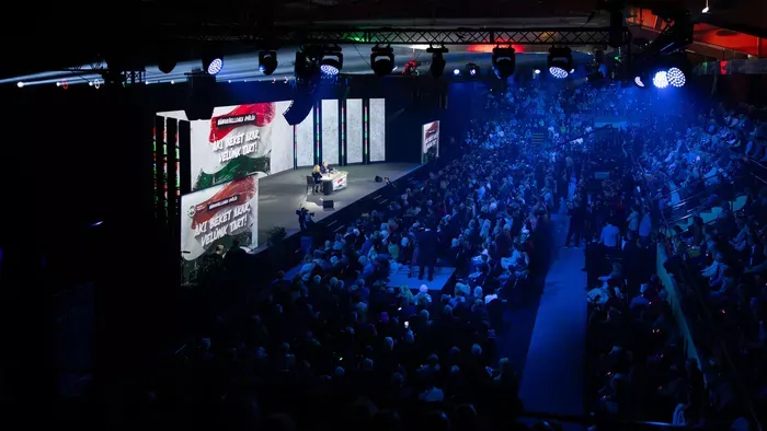 Szétszedte a tömeg Orbán Viktort