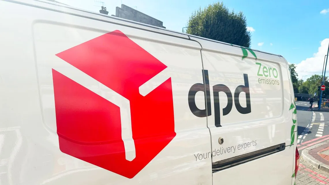 dpd csomagszállító jármű
