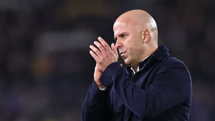 Döntöttek Arne Slot sorsáról, a szurkolók már elküldenék