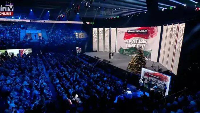 "Még gyönyörködöm egy kicsit" - Rákay Philipnek elcsuklott a hangja, egy gombostűt sem lehet leejteni Szegeden