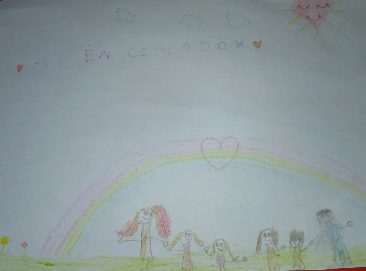 A kis Elina rajza melyben anyukáját apukáját és három testvérét ábrázolja.  „Anya, mi küzdünk, mi nem adjuk fel, mi erősek vagyunk”