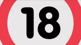 Lecsúszott a cipzár,  hatalmas kebleket villantott a szexi modell