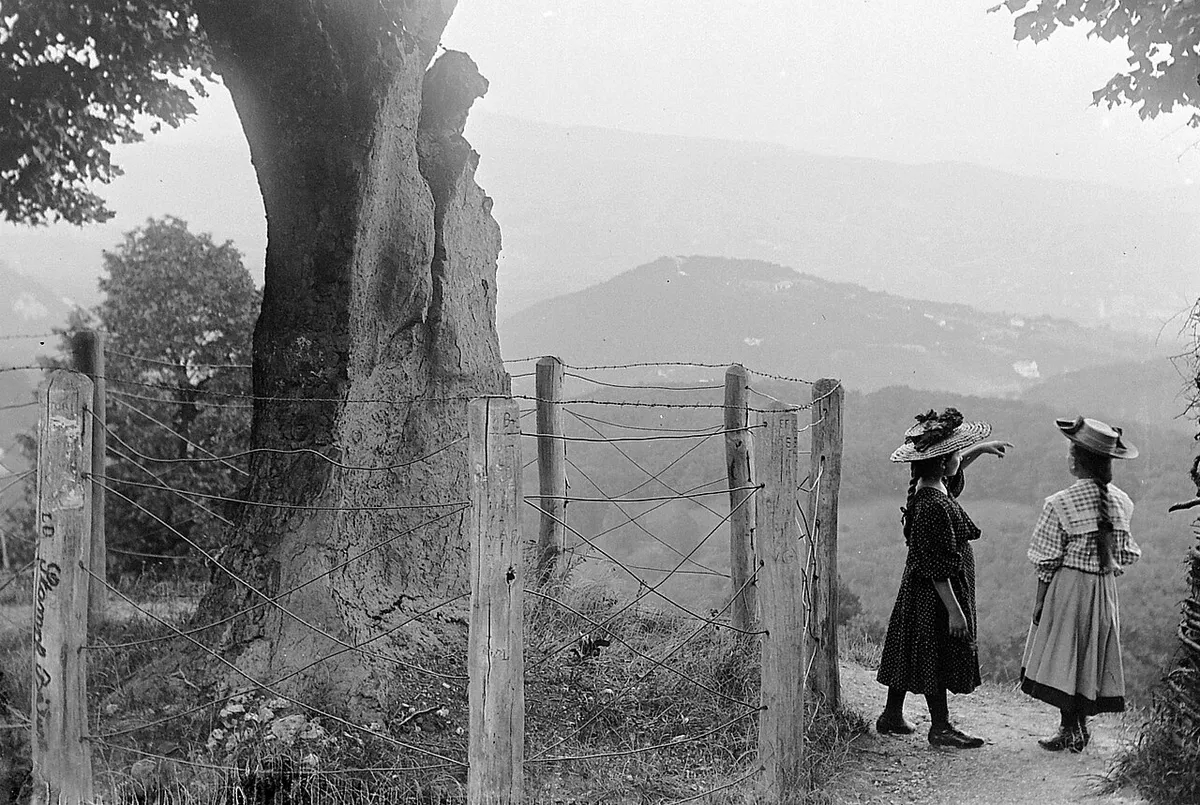 Norafai kilátás 1900-ban két kislánnyal (korabeli fotó).