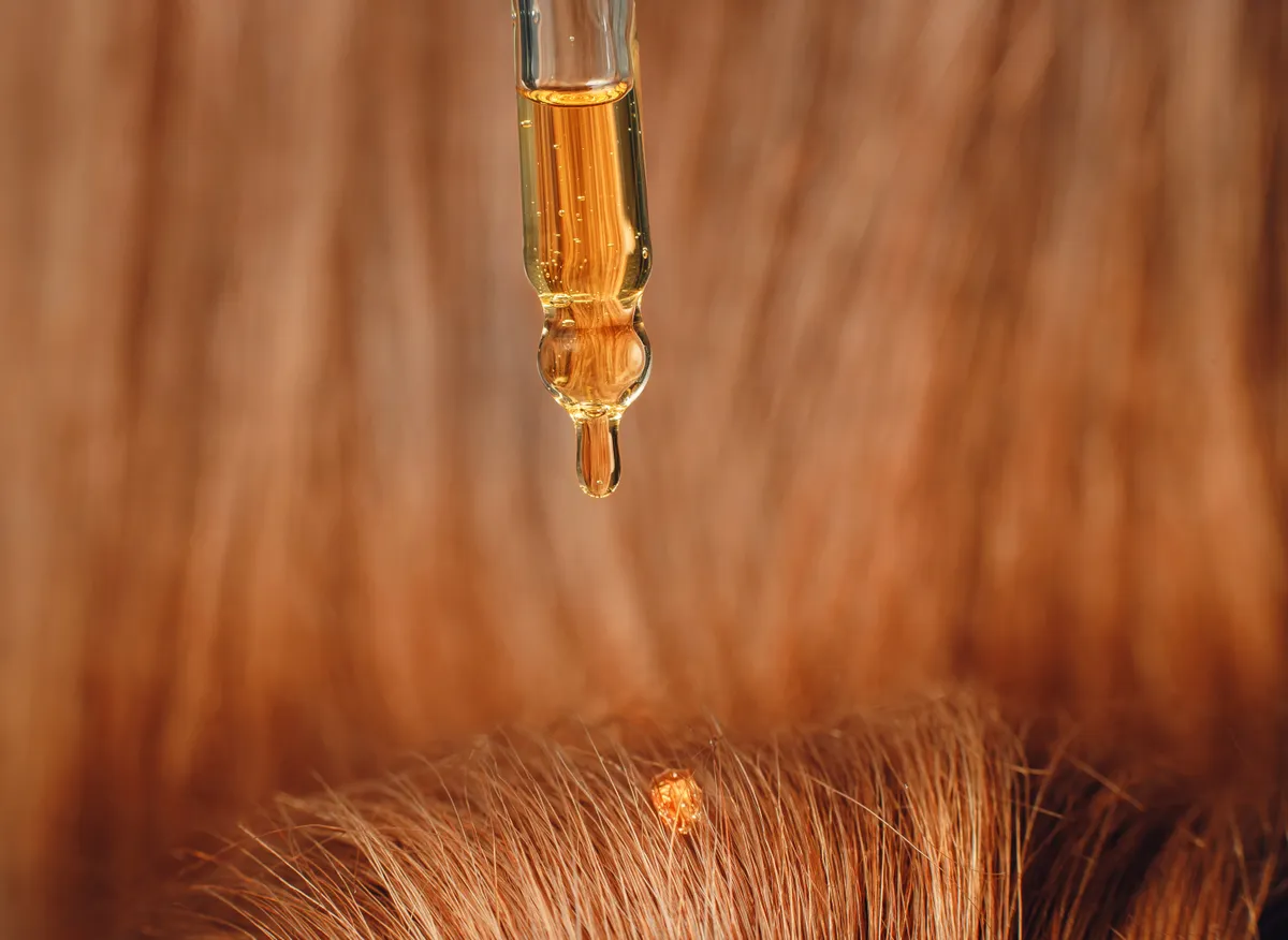 Vörös haj amire rozmaring vizet cseppentenek a dús hajért.