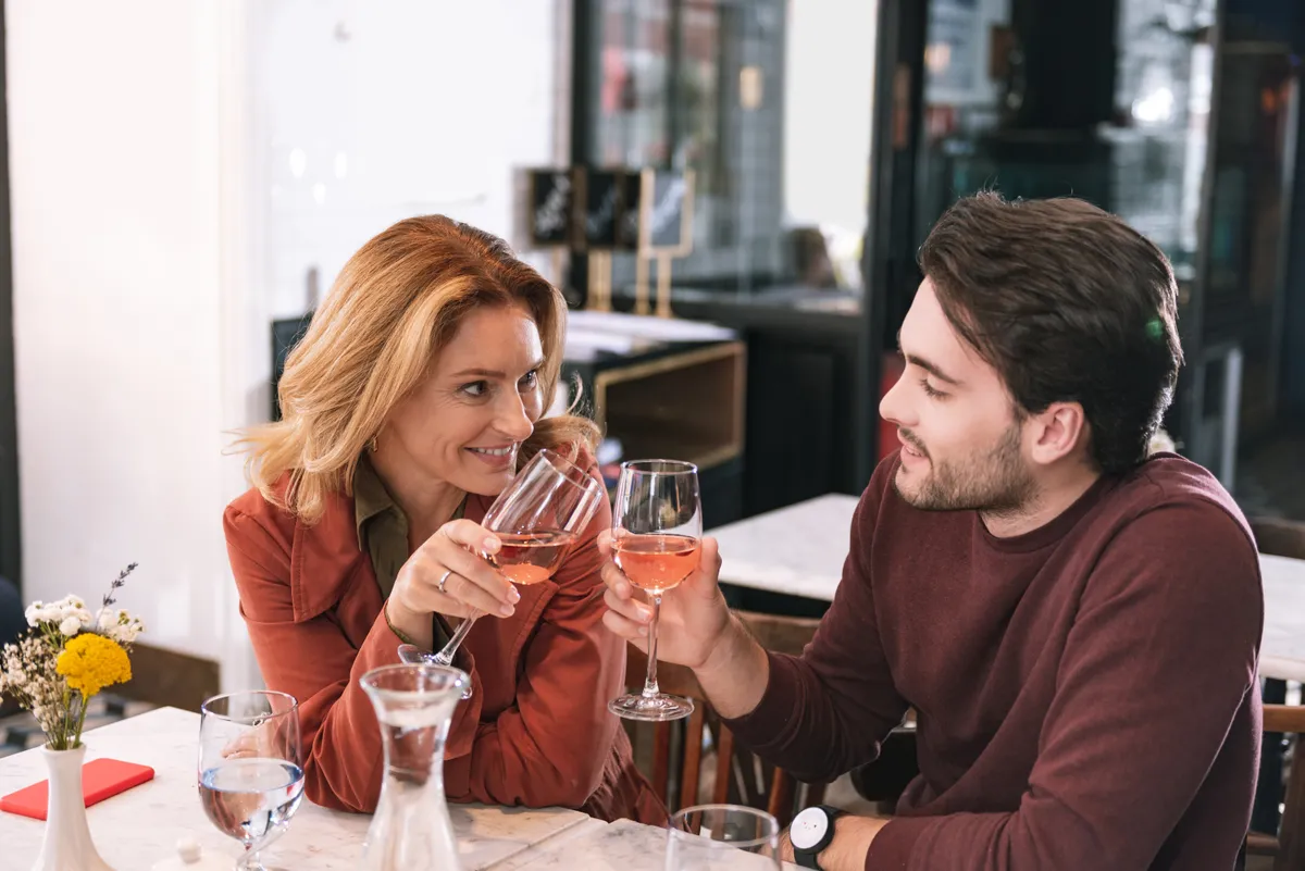 Párkapcsolat nagy korkülönbséggel egyik példája, mikor a nő az idősebb és a férfi a fiatalabb.