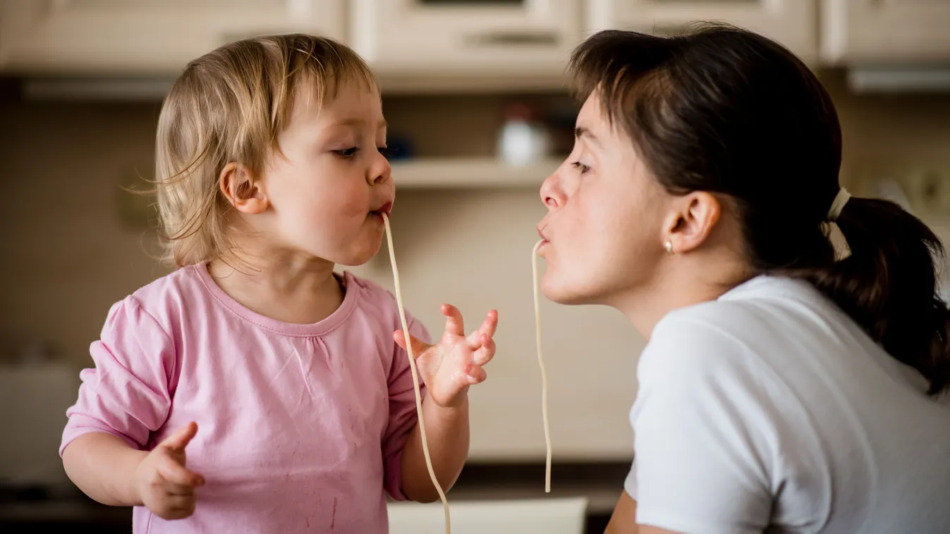 A horoszkóp szerint tökéletes szülő-gyermek páros éppen tésztát eszik.
