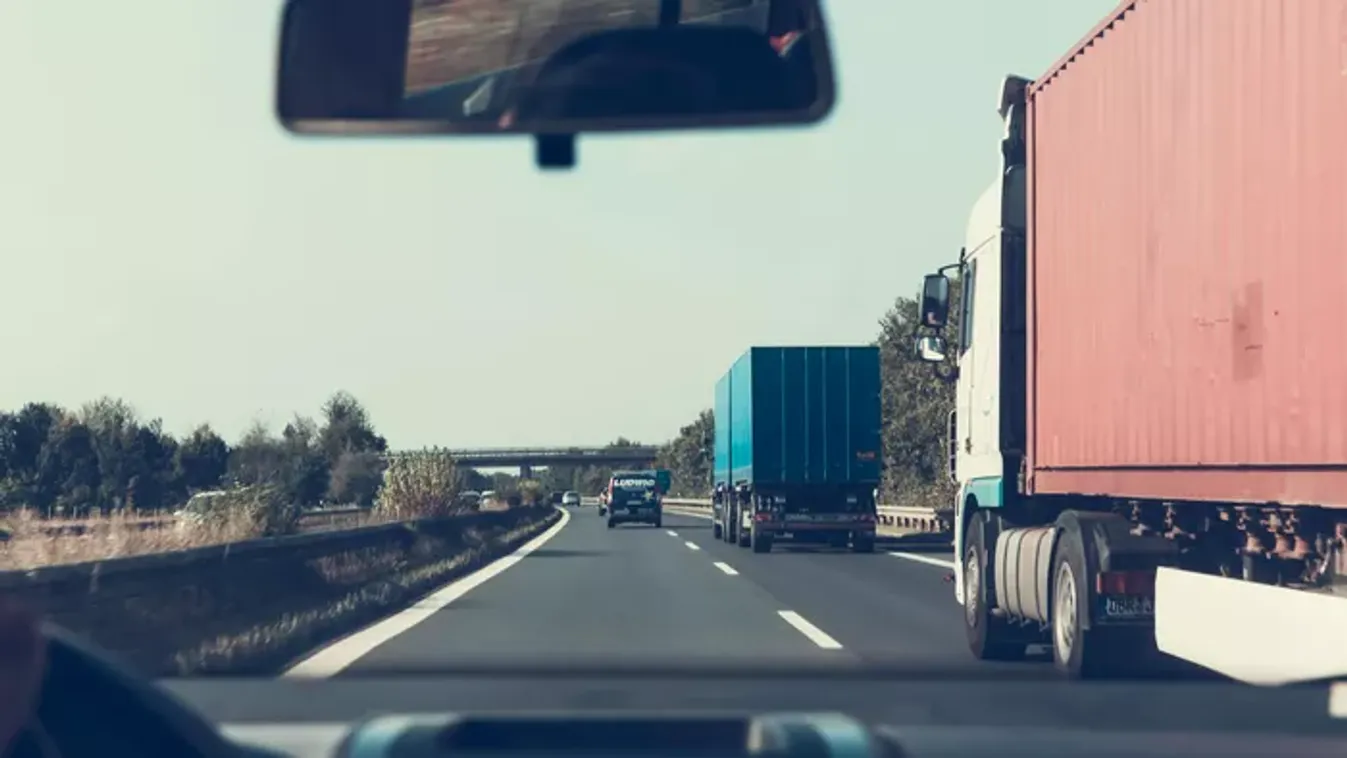 Óriási baleset: Szalagkorlátnak csapódott, árokba zuhant egy autó az M7-esen