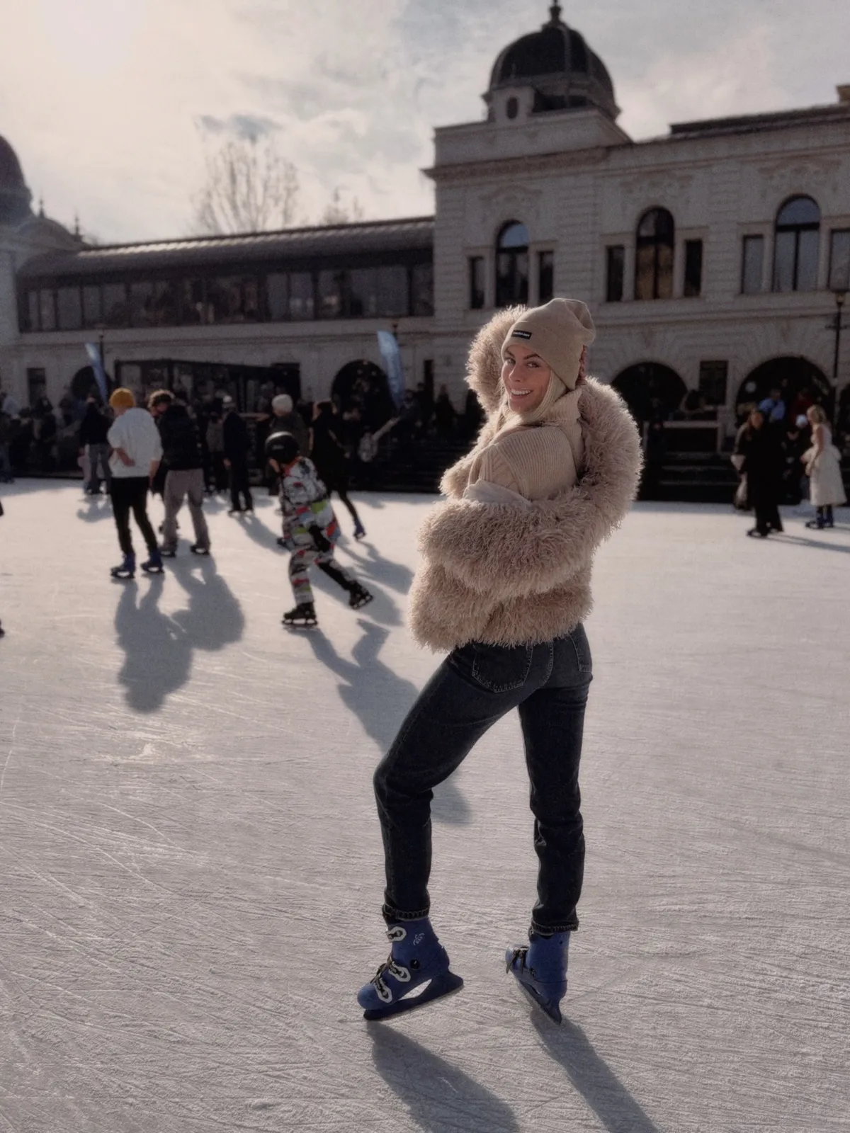 Szőke Zsuzsi a jégpályán is imád táncolni. 
