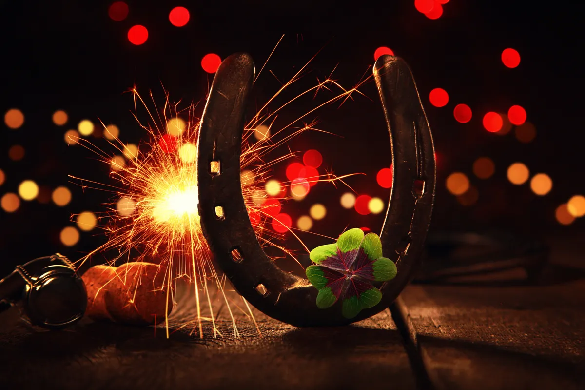 Kvízben szereplő kép újévi babonákat jelképező szimbólumokról, mint négyleveéű lóheréről és lópatkóról