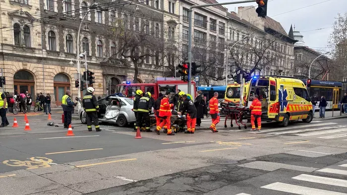 Fotón a baleset: óriási a káosz a Harminckettesek terénél