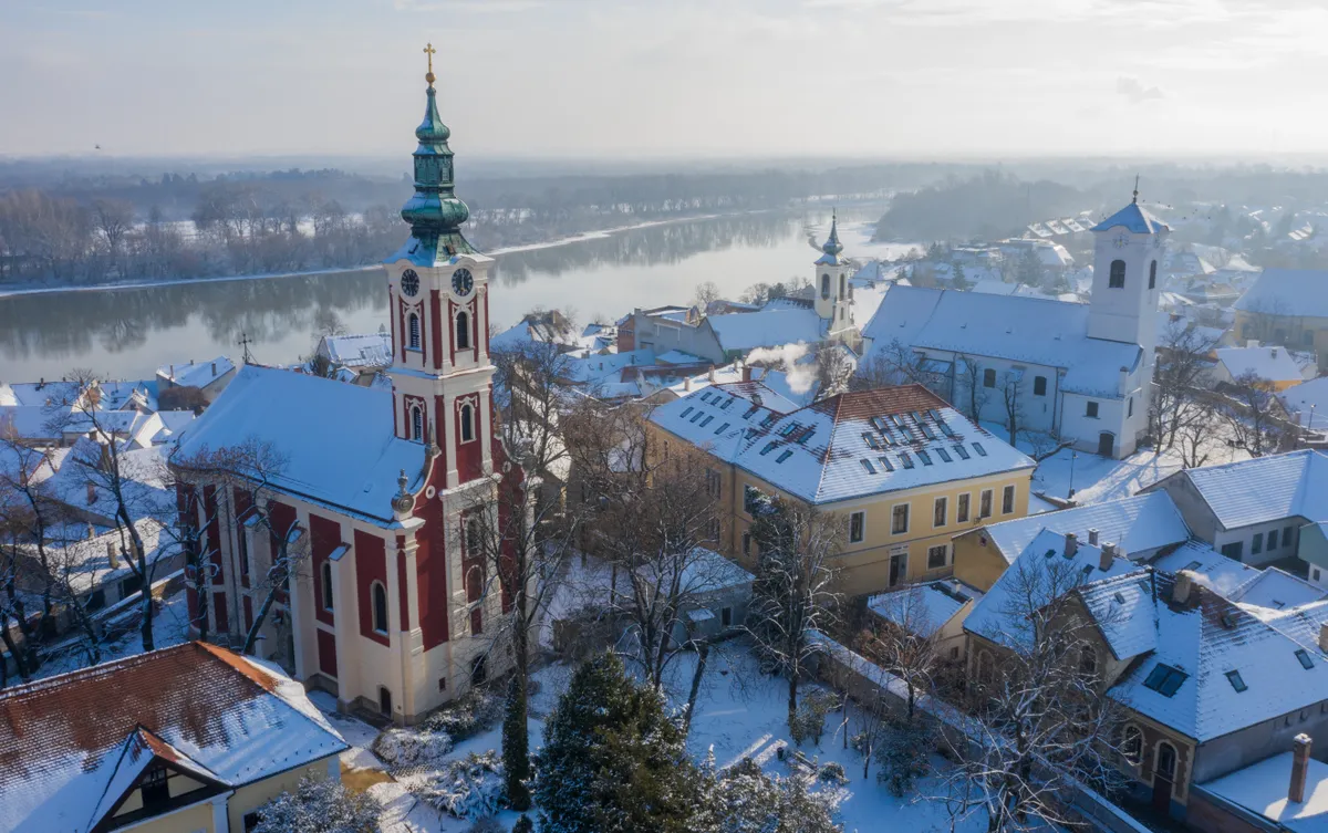 Szentendre templomai téli környezetben.