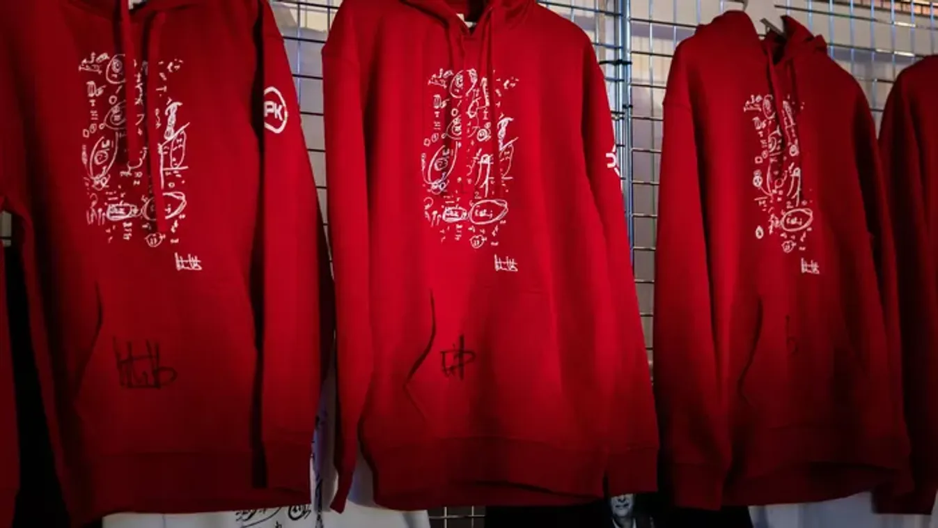 Háborúellenes Gyűlés: megérkeztek a dedikált Orbán-pulcsik Kecskemétre