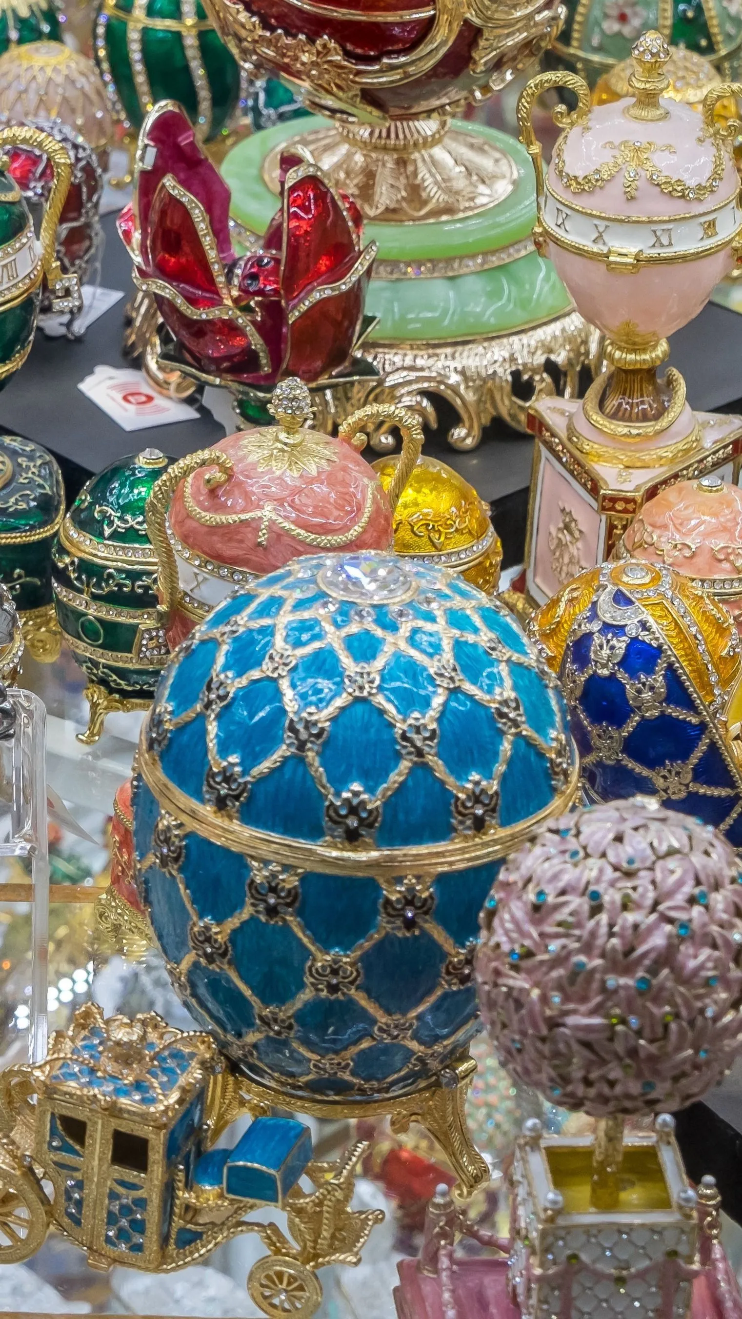 Egy ékszertolvaj lenyelt egy többmilliós Fabergé tojást!