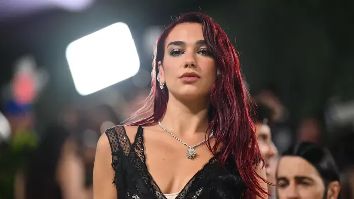 Dua Lipa áttetsző ruhában villantott