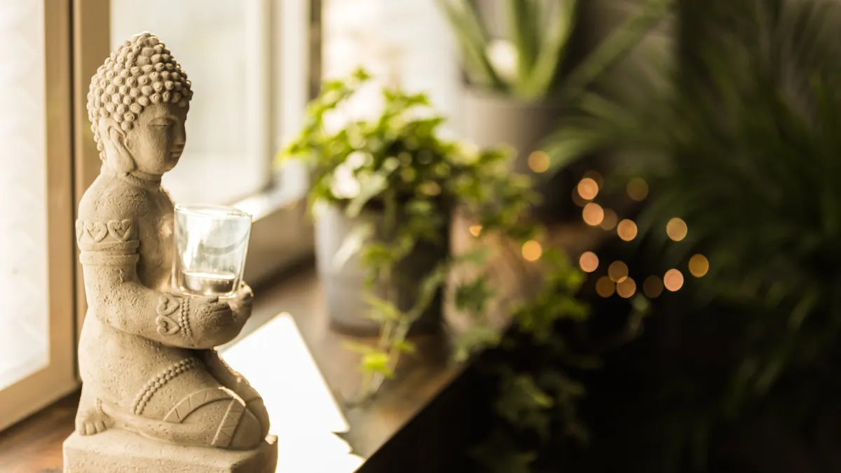 Egy mécsestartó szobor a feng shui szerint az ablakban.