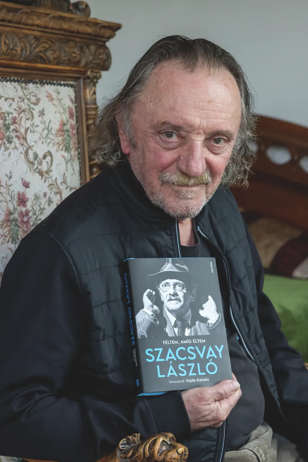 Szacsvay László kezében az általa írt könyvvel