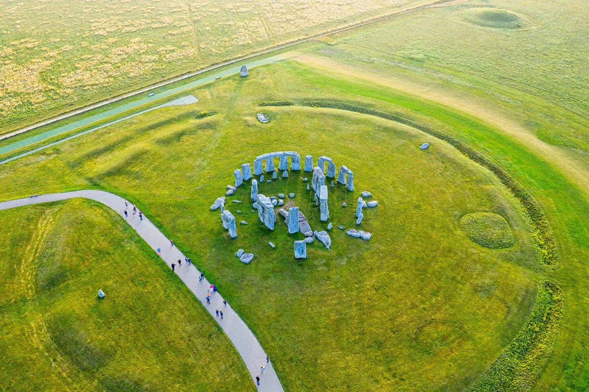 A Stonehenge felülnézetből, turistákkal.