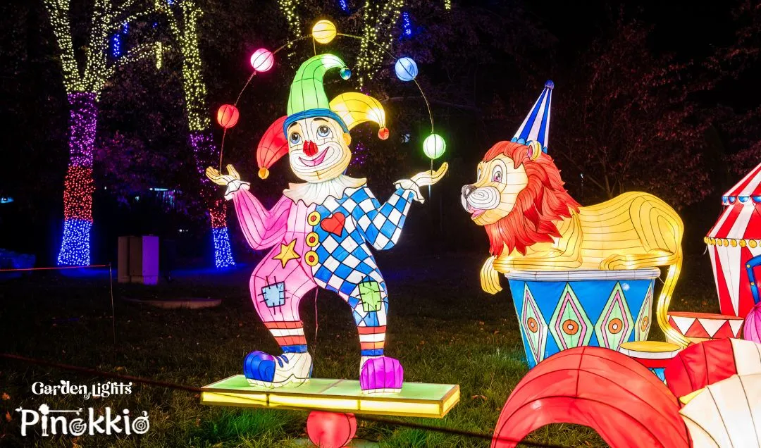 Cirkuszi bohócot és oroszlánt ábrázoló fényszobrok.