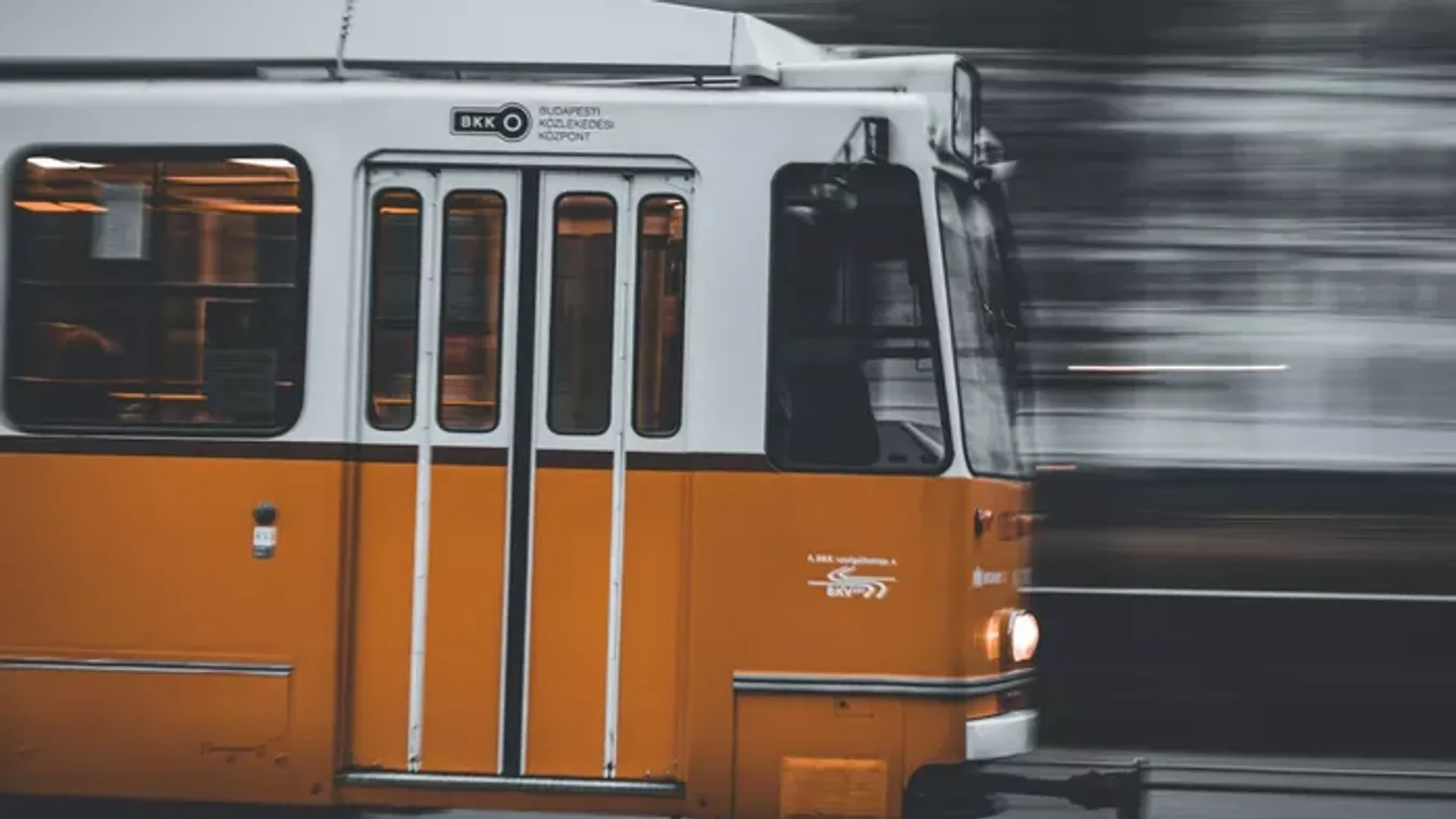 Káosz a belvárosban: villamos és autó ütközött a XI. kerületben