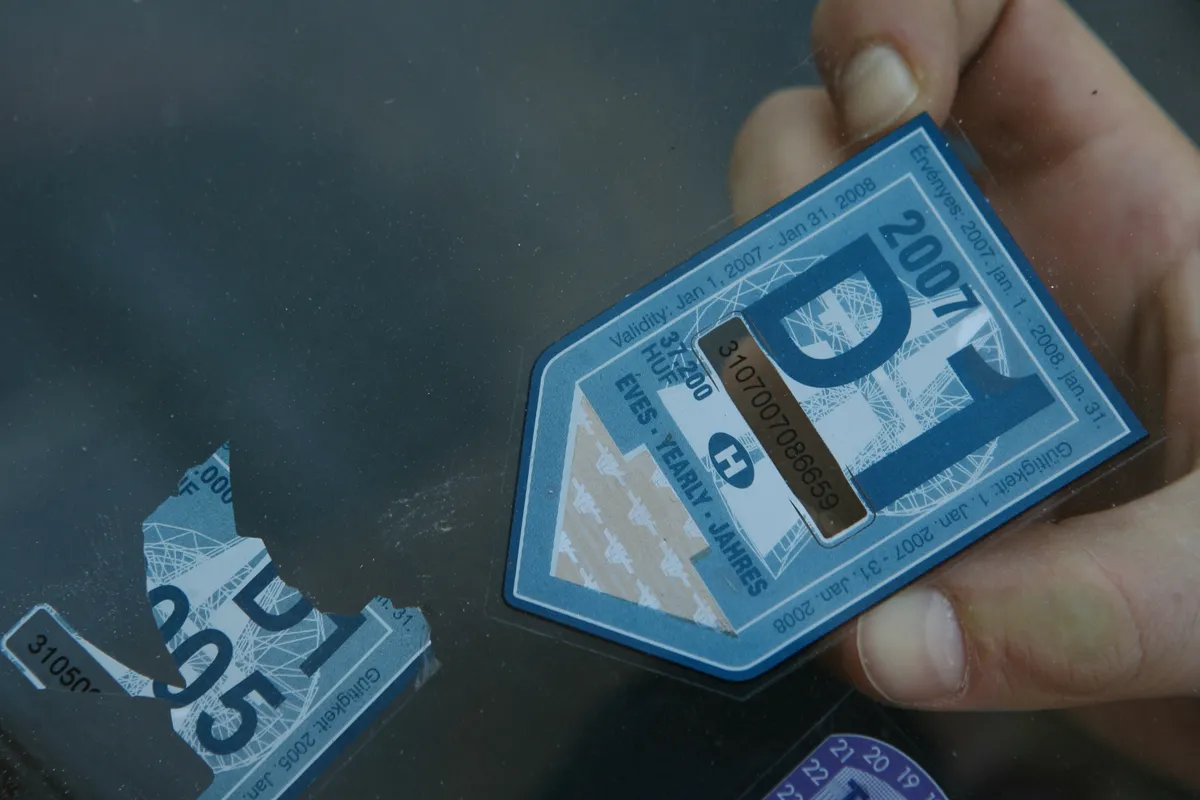 December 1-től már csak a NÚSZ-nál kapható éves autópálya matrica.