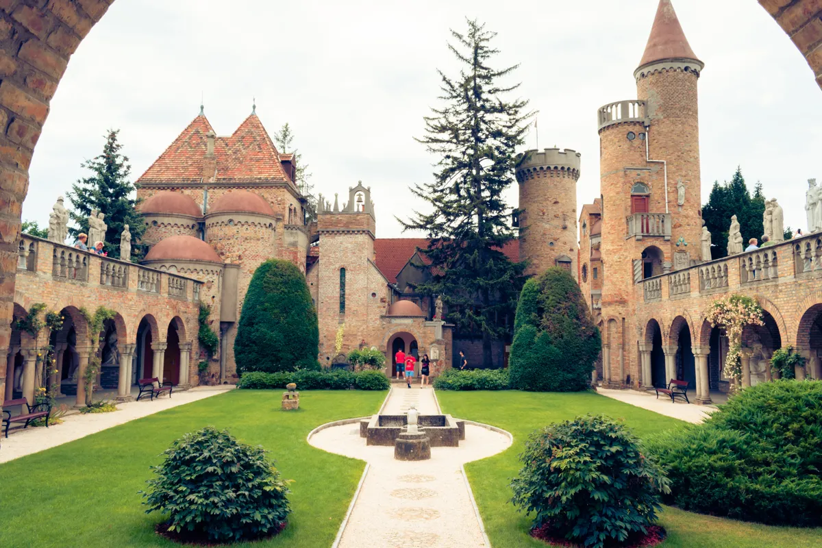 A Bory-vár gyönyörű belső kertje.
