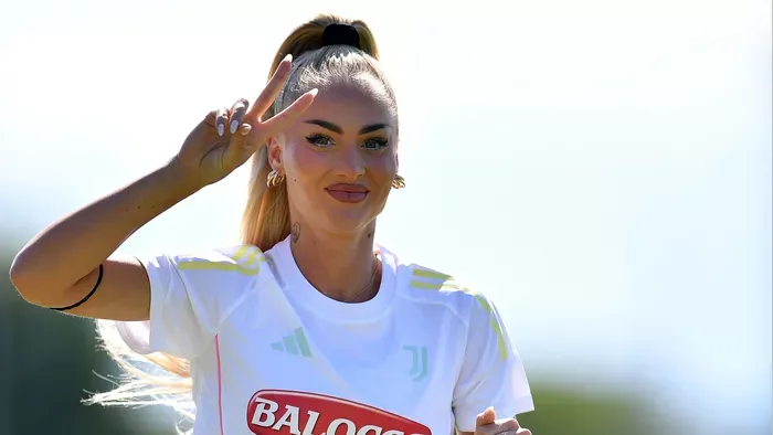 Karácsonykor is levetkőzött a világ legszexibb focistanője