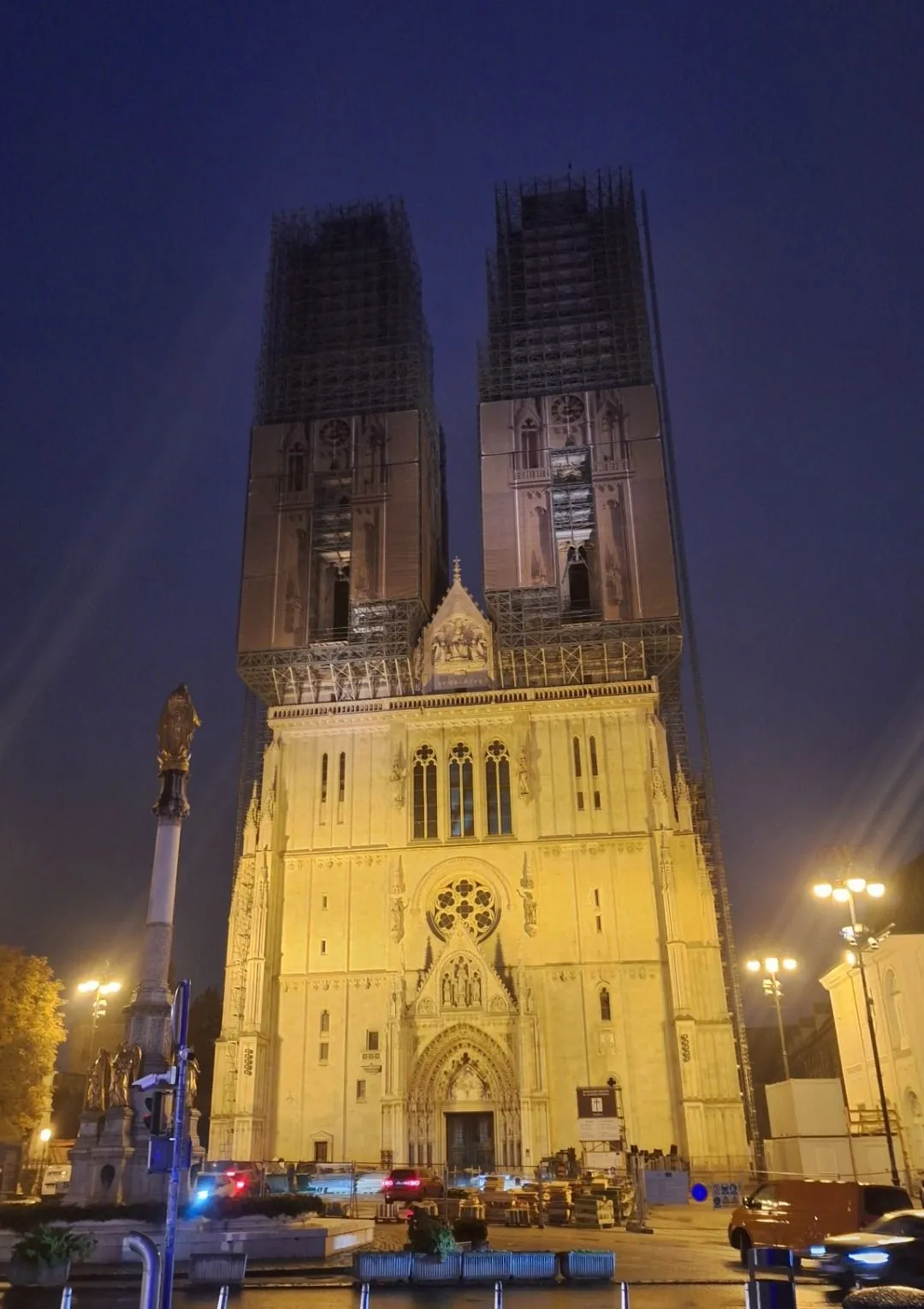 a zágrábi székesegyház kivilágítva este.