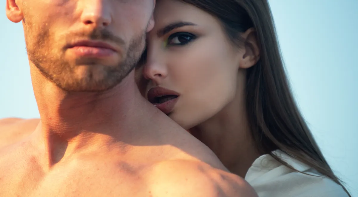 Vonzó nő egy férfi mögött a személyiségtesztben.