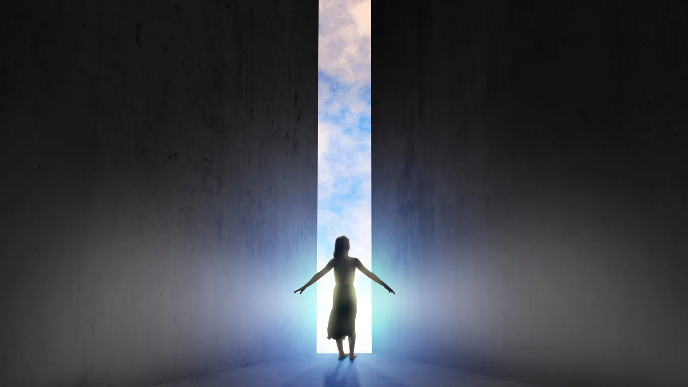 Nő kitárt karokkal egy ajtó előtt a szeméyliségtesztben.