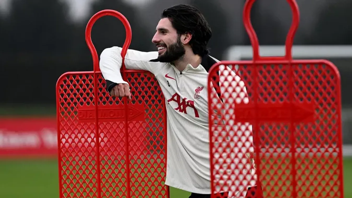 „Csak Arne Slot meg ne lássa!” – Szoboszlai Dominik gyerekkori fotója a frászt hozta a drukkerekre