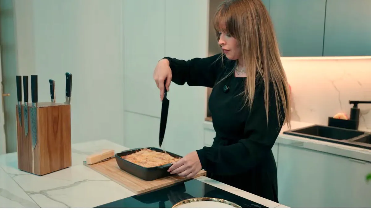 Király Linda a konyhában ételt készít