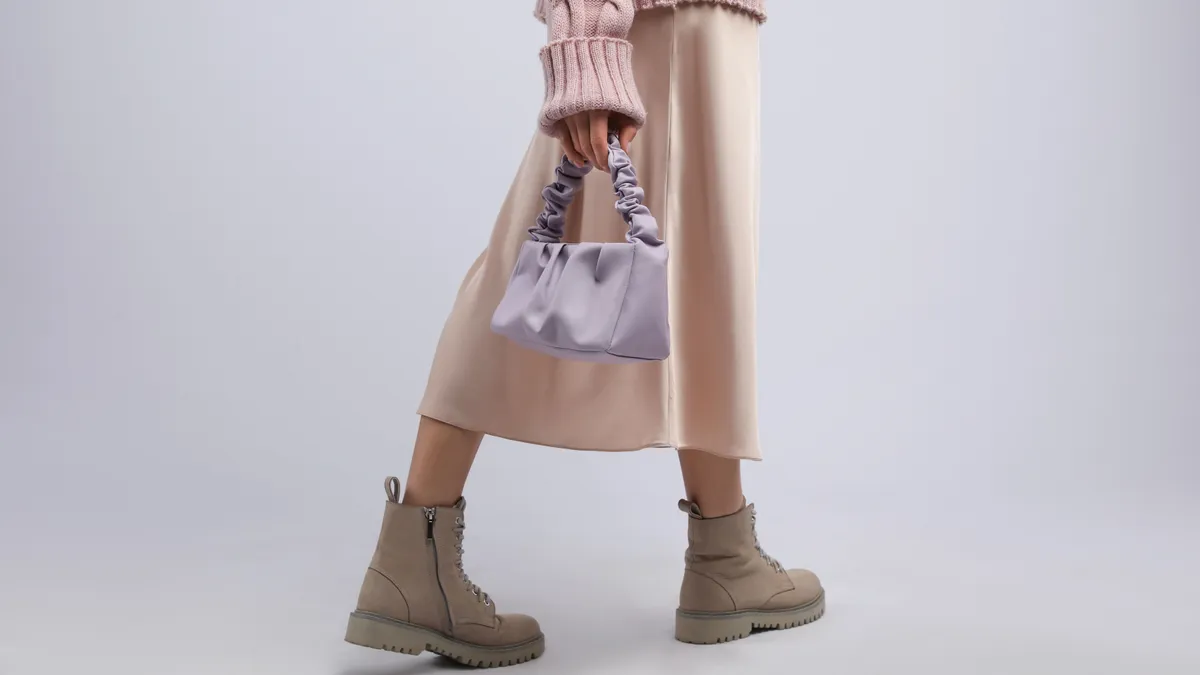 Ruha csizmával, ahogy egy fiatal lány viseli.