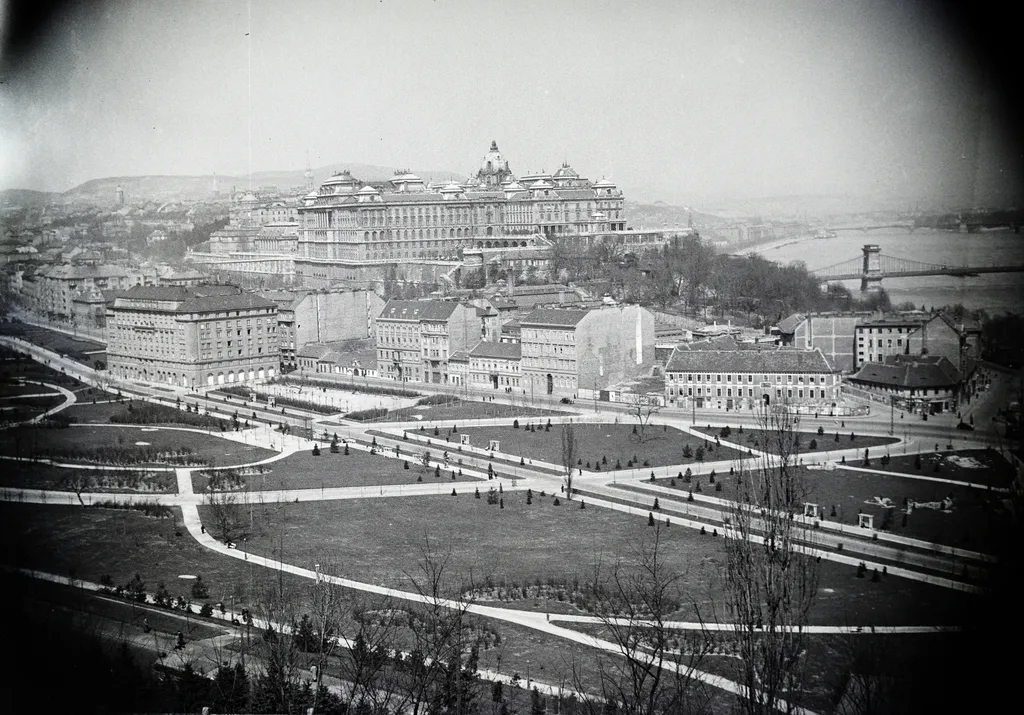 A Tabán 1940-ben: kilátás a Gellérthegyről a már lerombolt és parkosított Tabán és a Királyi Palota felé.

Fortepan/Vízkelety László