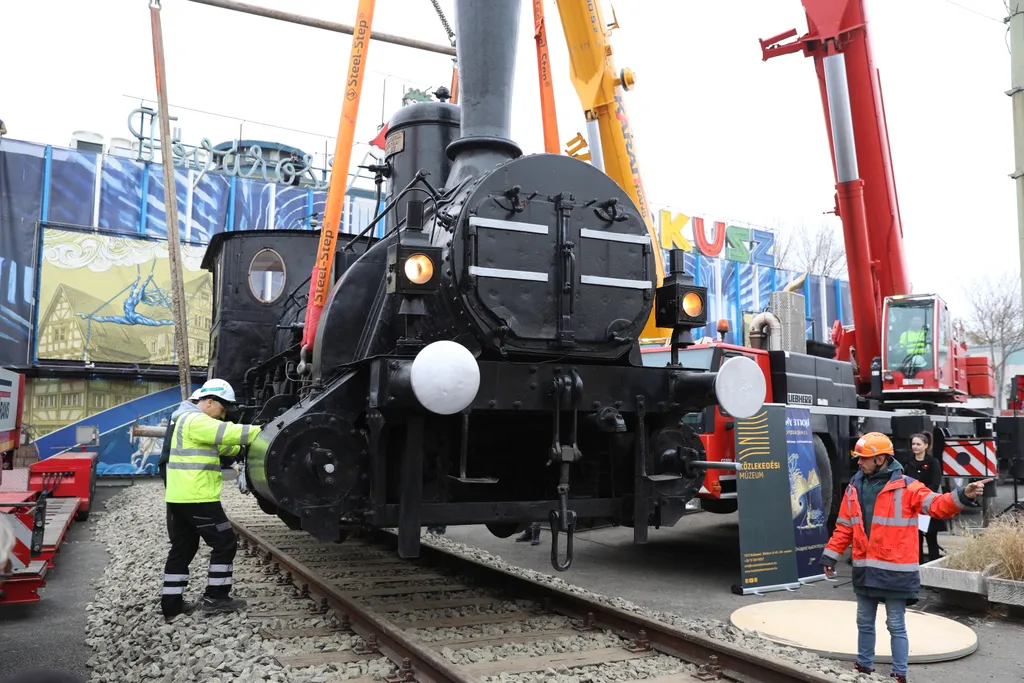 gőzmozdonyt emelnek be a Fővárosi Nagycirkusz elé