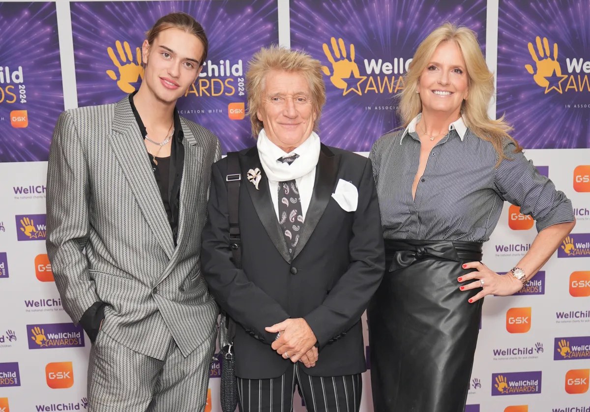 Rod Stewart feleségével és fiával egy díjátadón
