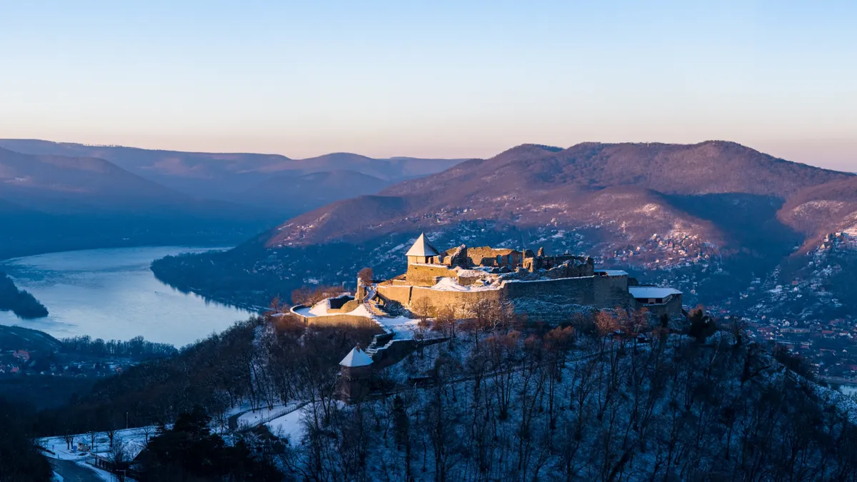 A visegrádi fellegvár télen: ideális a téli programok közé.