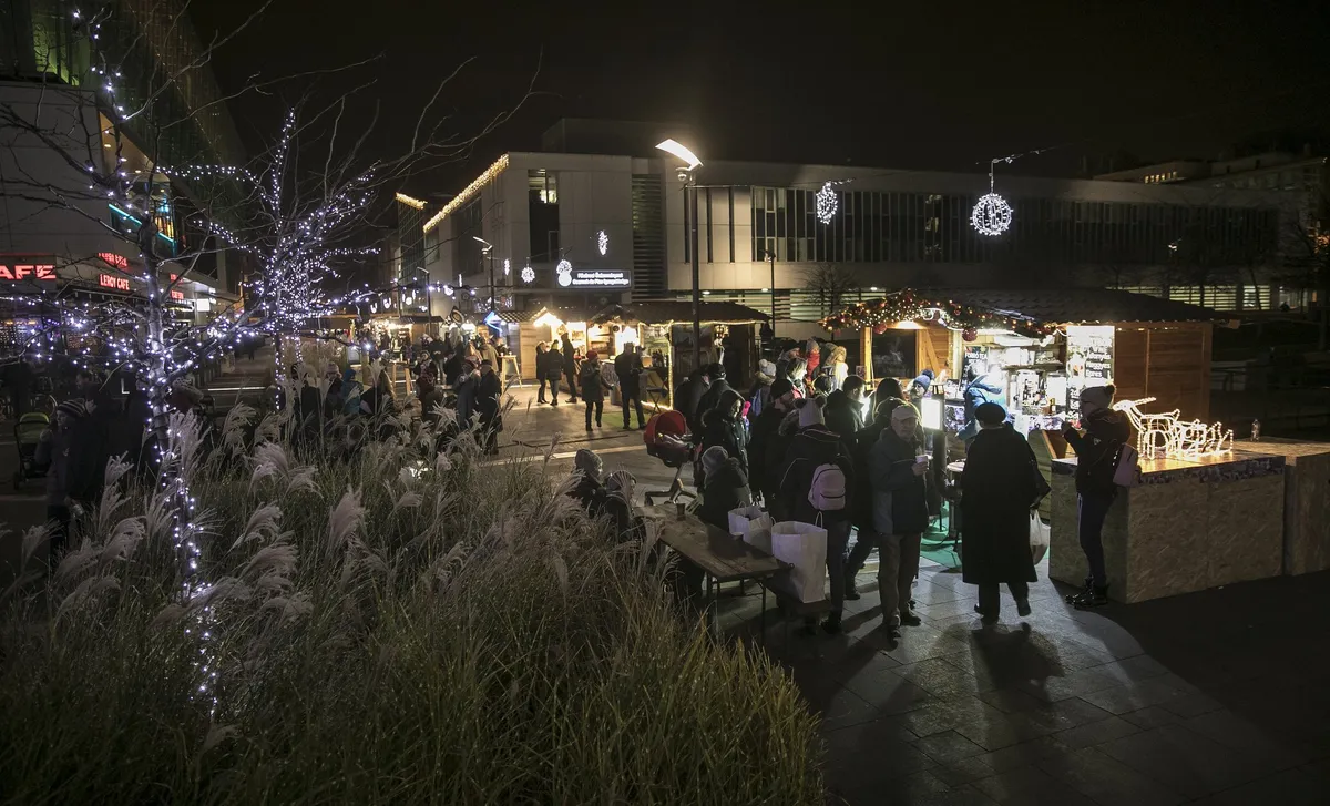 Karácsonyi vásásár a budapesti Allee bevásárlóközpont melletti sétányon