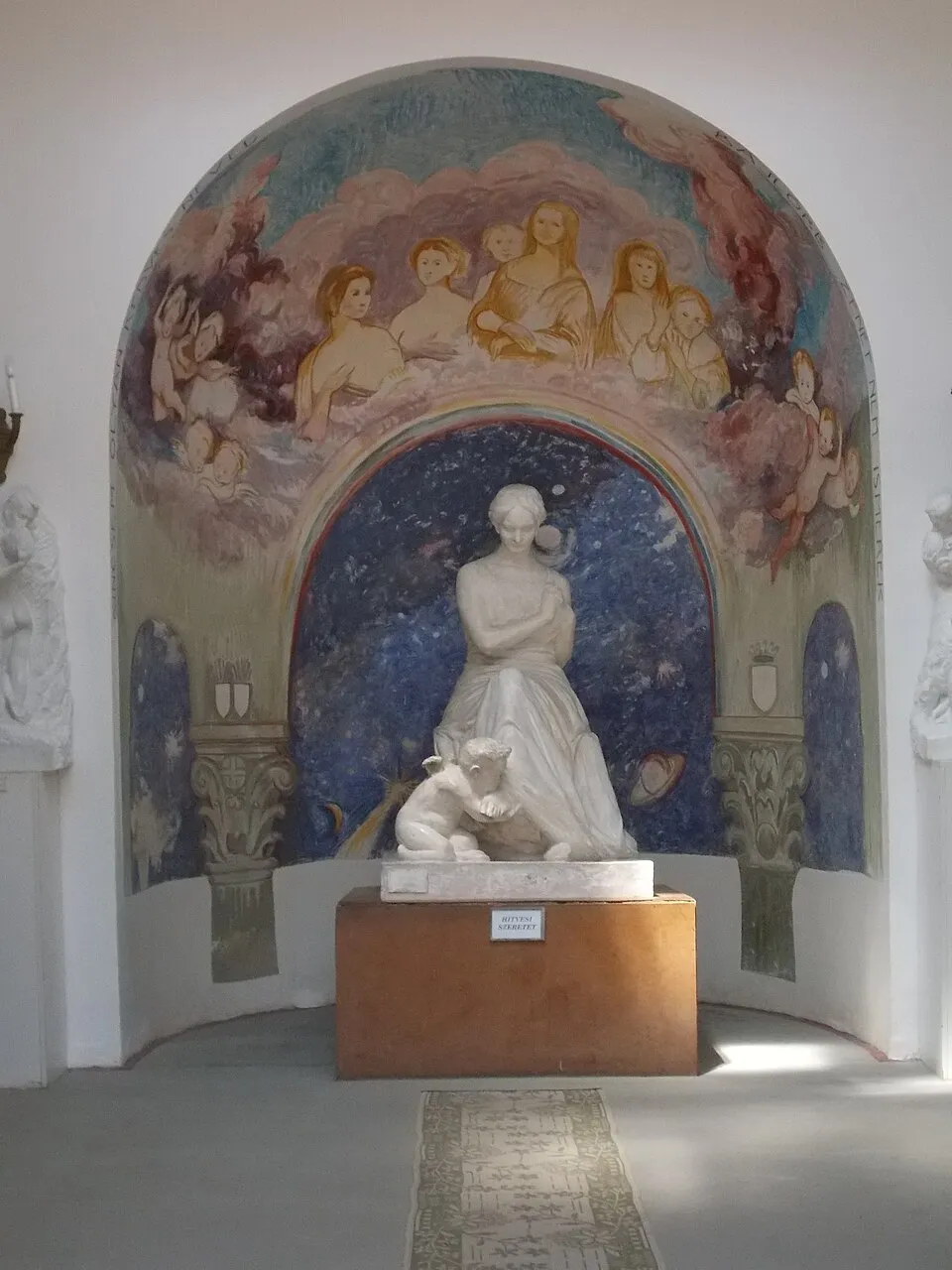 A Hitvesi Szeretet kápolnája a Bory-várban, amelyet Bory a feleségéről mintázott meg.