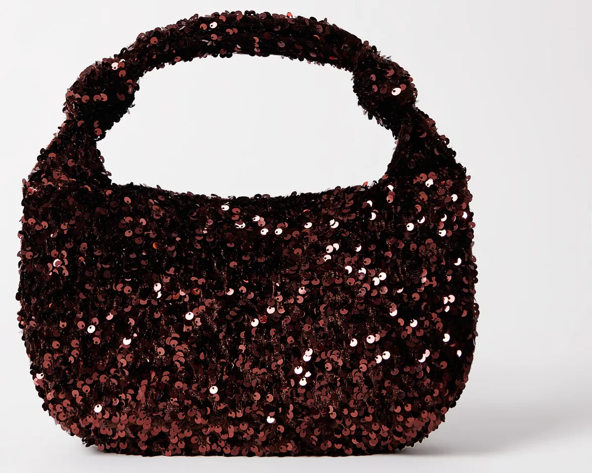 Női divat 50 felett: flitteres táska.