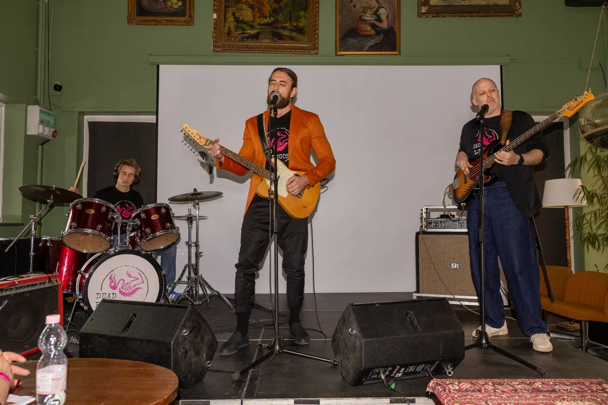 Wettstein Márk dobos, Kádár L. Gellért énekes-gitáros és Friedenthal Zoltán basszusgitáros a Dead Flamingos első fellépésén.