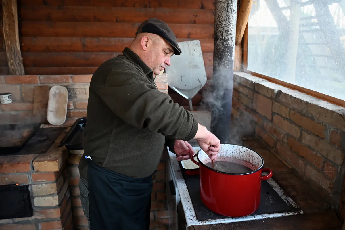 Bácsika sült vért főz egy disznóvágás után.