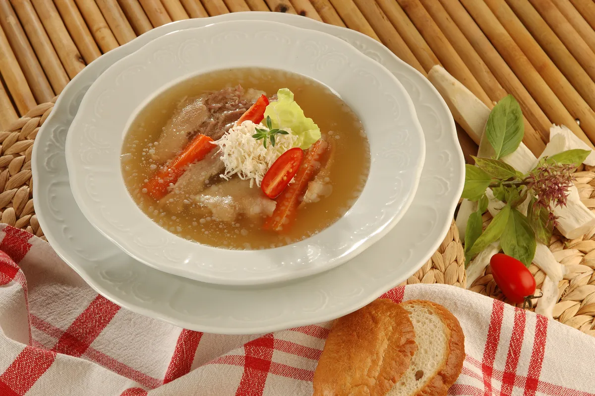 Kocsonya egy tálban zöldségekkel.