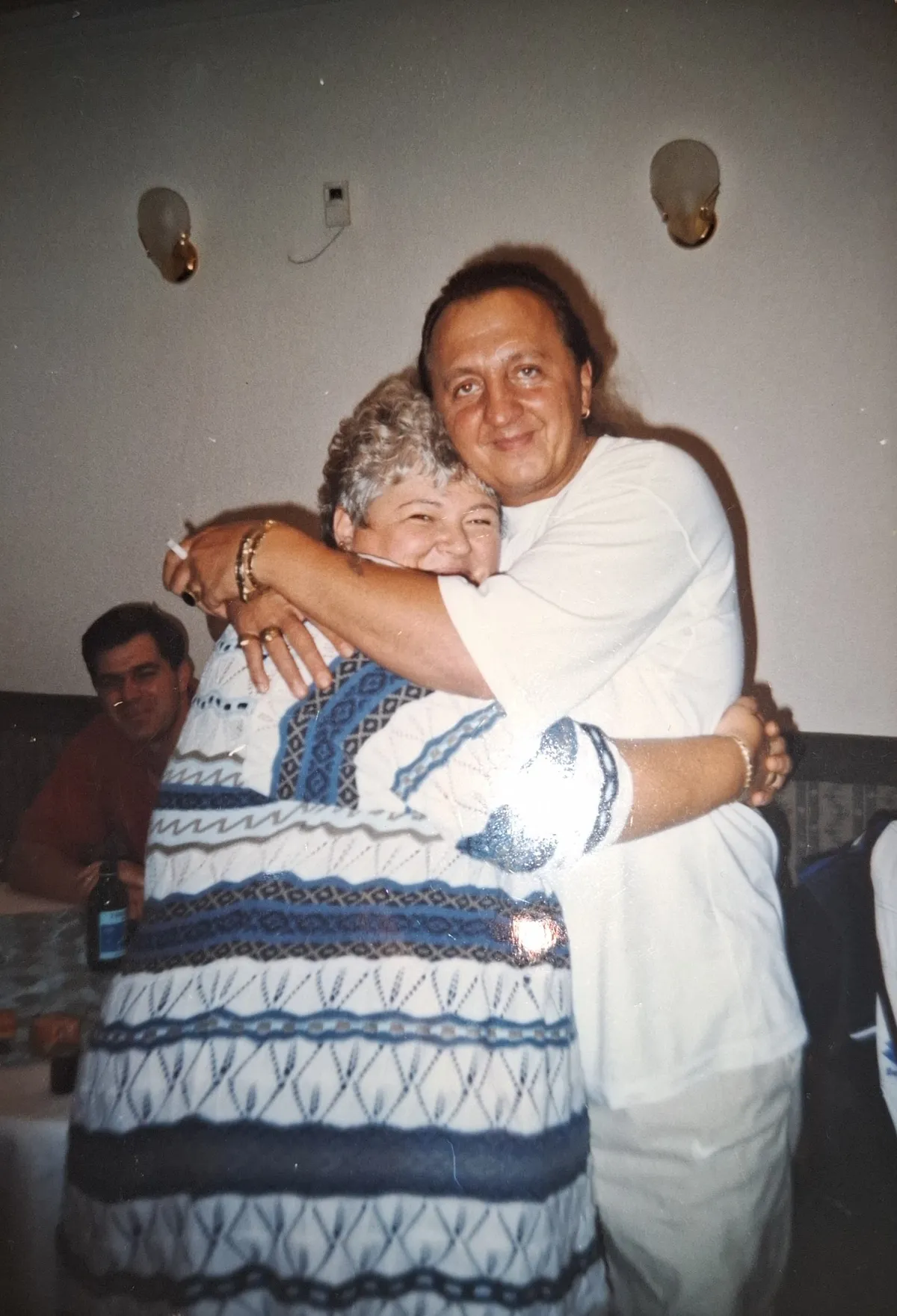 Zámbó Jimmy és Kiss Ibolya átölelik egymást egy régi fotón.