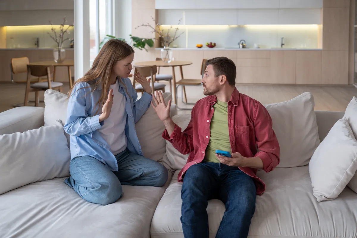 Érzelmi megcsalás jele a telefon dugdosása a másik elől.