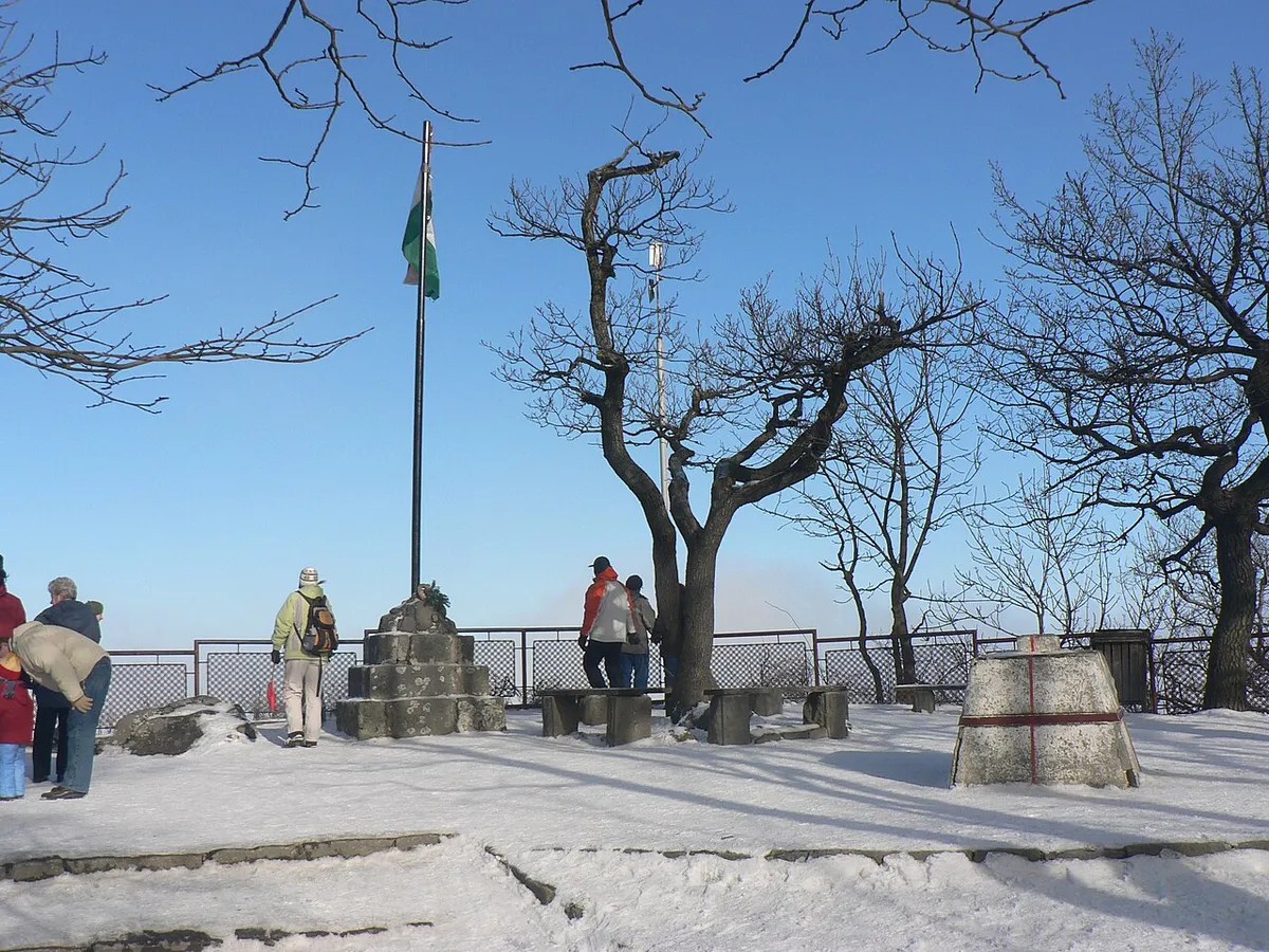 Dobogó-kő télen, ahonnan lenyűgöző kilátás nyílik a Dunakanyarra.